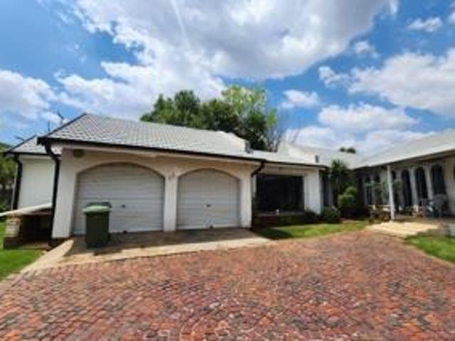 4 Bedroom House For Sale in Verwoerdpark