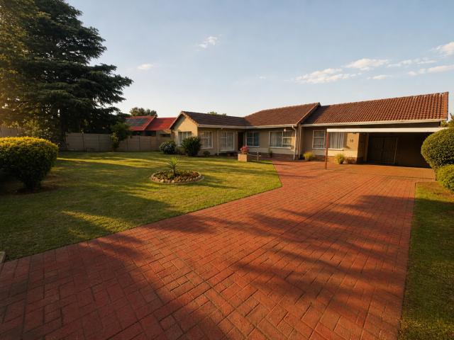 4 Bedroom House For Sale in Verwoerdpark