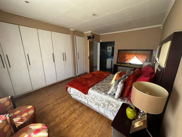 4 Bedroom House For Sale in Verwoerdpark
