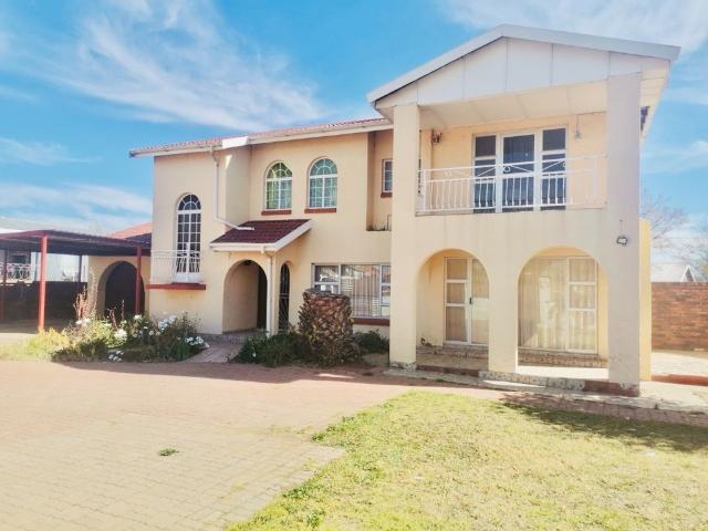 4 Bedroom House For Sale in Victoria Park