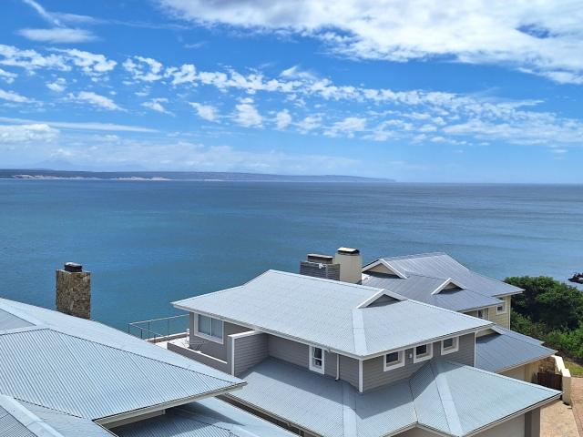4 Bedroom House For Sale in Vleesbaai