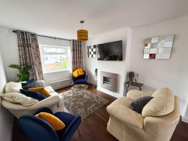 4 Bedroom House Farnborough Farnborough 106033651