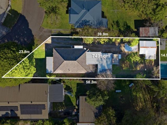 4 Bedroom House Holland Park QLD 106009385