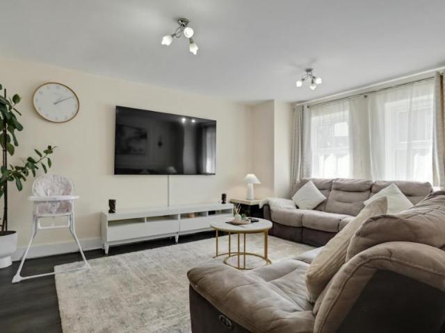 4 Bedroom House Horley Horley 104958298