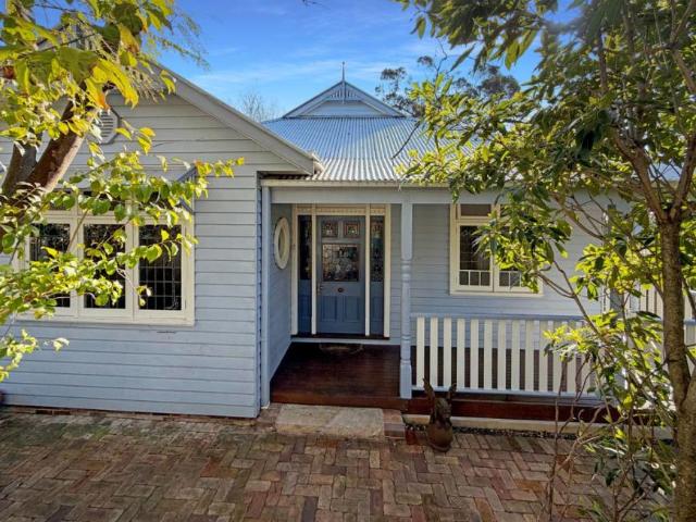 4 Bedroom House Hazelbrook, NSW 104944527