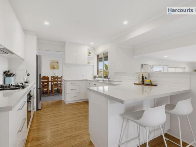 4 Bedroom House Hallett Cove SA 106002856