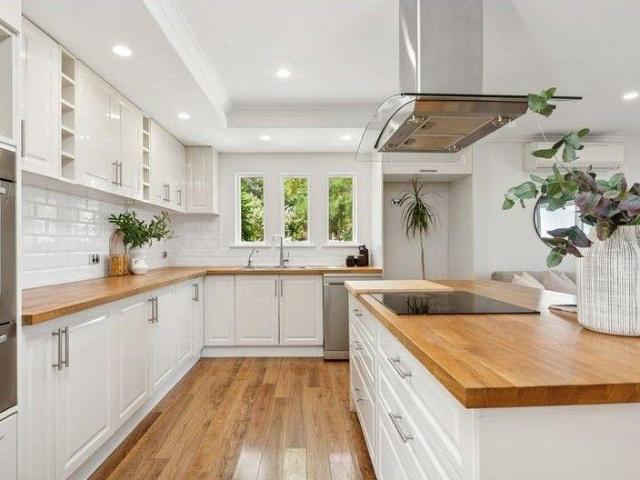 4 Bedroom House Hallett Cove SA 106003651