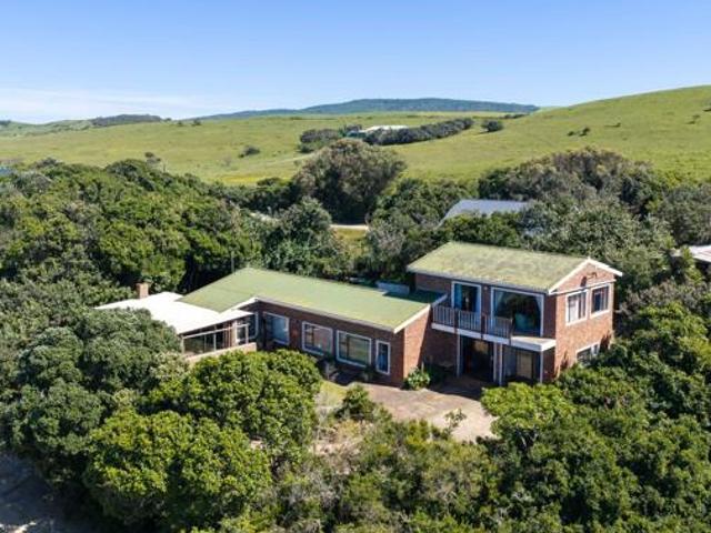 4 Bedroom House in Cannon Rocks