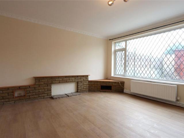 4 bedroom House in Caswell Close, Farnborough