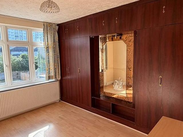 4 bedroom house in Chigwell