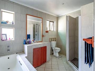 4 Bedroom House in Clubview