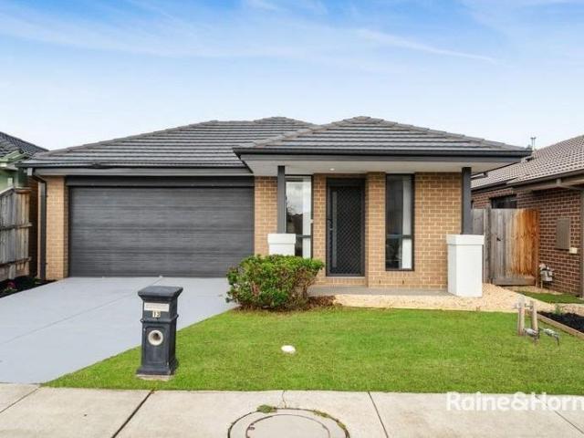 4 Bedroom house in Cranbourne East!