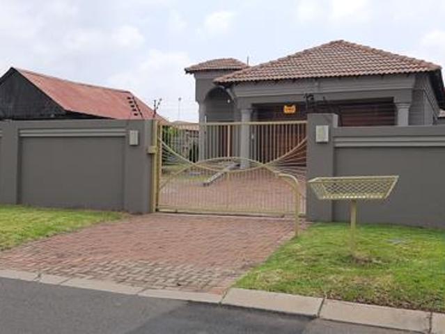4 Bedroom House in Aerorand