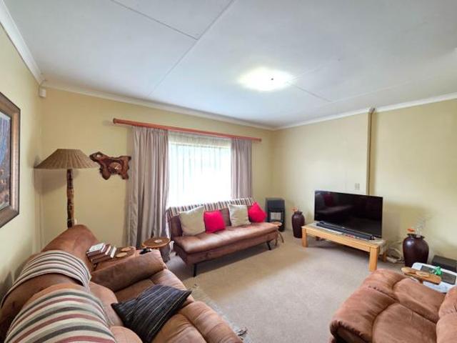 4 Bedroom House in Aviary Hill