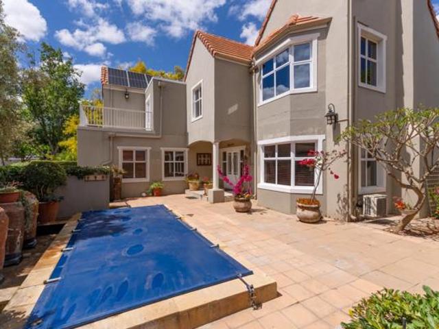 4 Bedroom House in Boschenmeer Golf & Country Estate