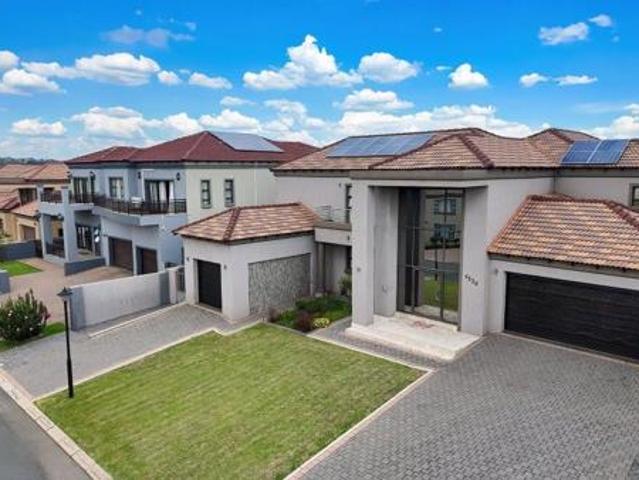 4 Bedroom House in Blue Valley Golf Estate