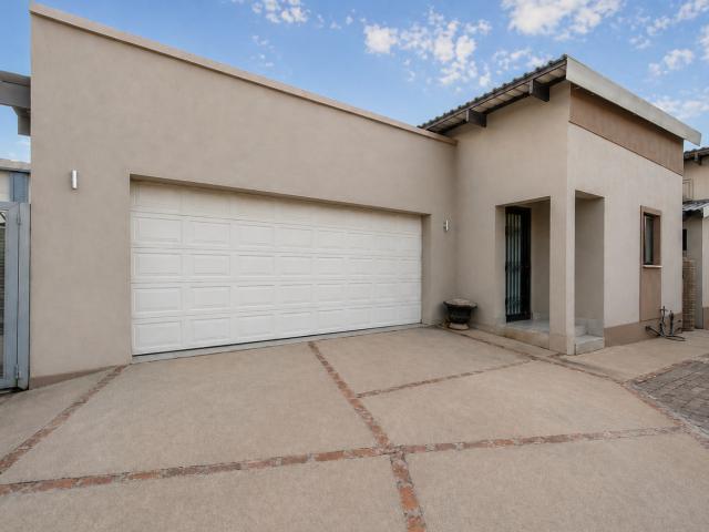 4 Bedroom House in Geelhoutpark