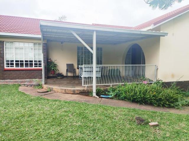 4 Bedroom House in Geelhoutpark