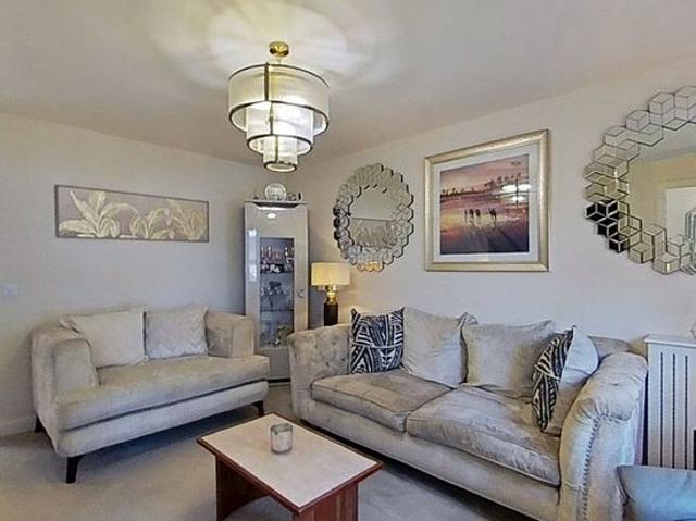 4 bedroom house in Glasgow