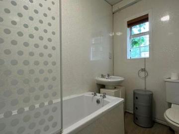 4 bedroom house in Glasgow