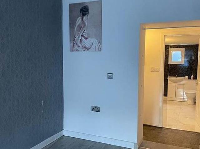 4 bedroom house in Glasgow