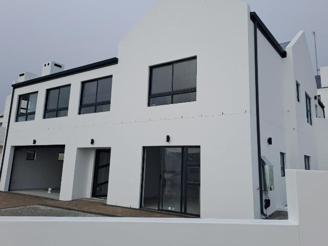 4 Bedroom House in Da Gama Bay