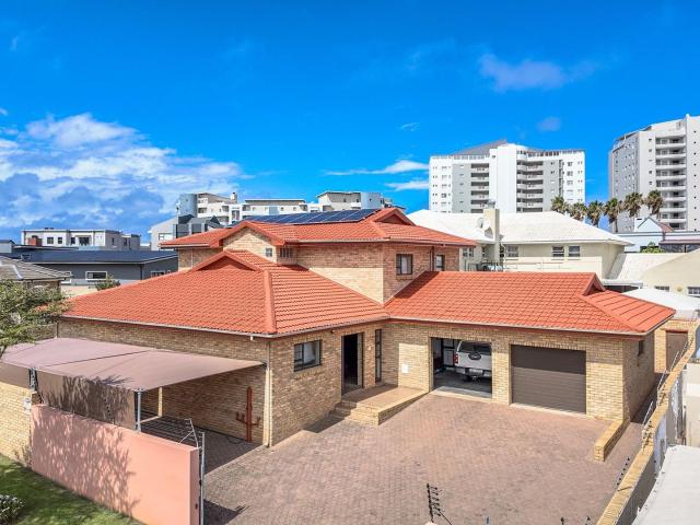 4 Bedroom House in Diaz Beach