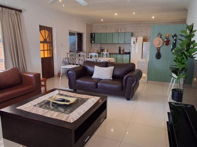 4 Bedroom House in Diaz Beach