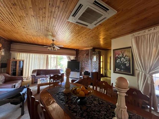 4 Bedroom House in El Toro Park