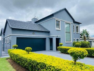 4 Bedroom House in Kosmosdal