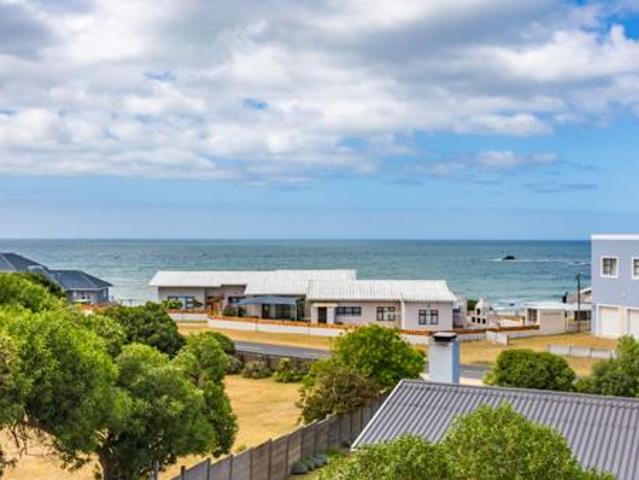 4 Bedroom House in Kleinbaai