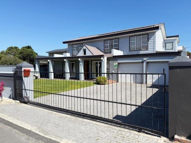 4 Bedroom House in Kleinmond