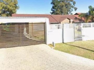 4 Bedroom House in Helderkruin
