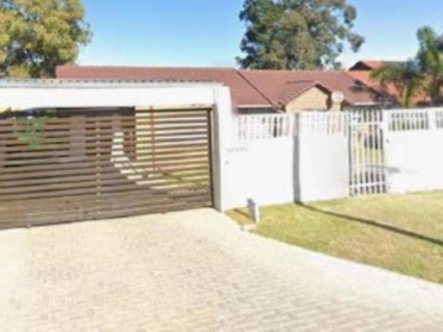 4 Bedroom House in Helderkruin