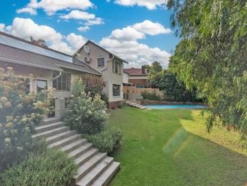 4 Bedroom House in Helderkruin