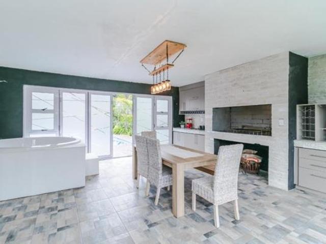 4 Bedroom House in Helderkruin