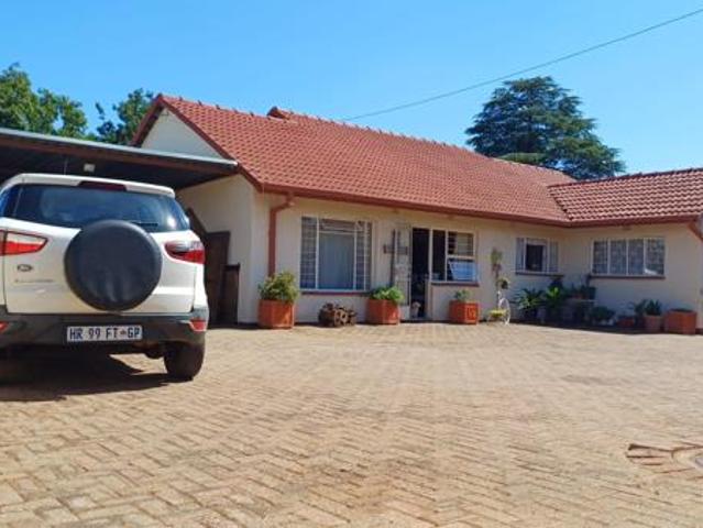 4 Bedroom House in Helikon Park