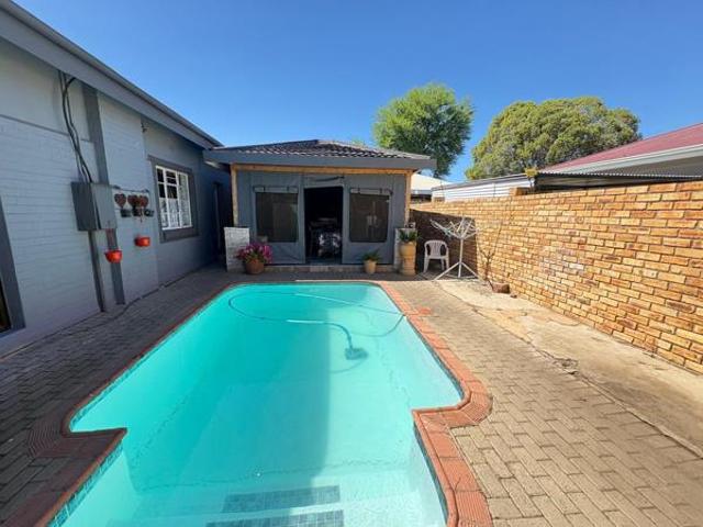 4 Bedroom House in Herlear