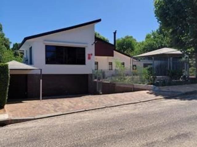 4 Bedroom House in Onder Papegaaiberg