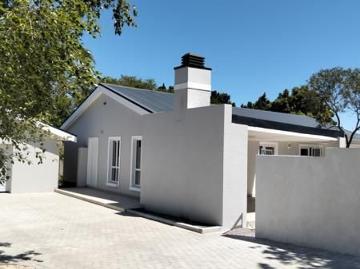 4 Bedroom House in Onder Papegaaiberg