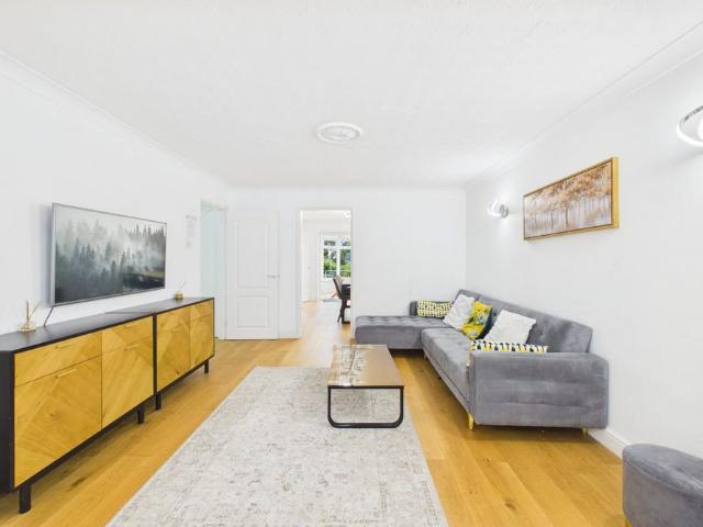 4 bedroom House in Oaktree Way, Sandhurst