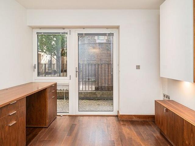 4 bedroom house in London