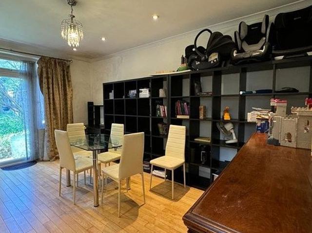 4 bedroom house in London