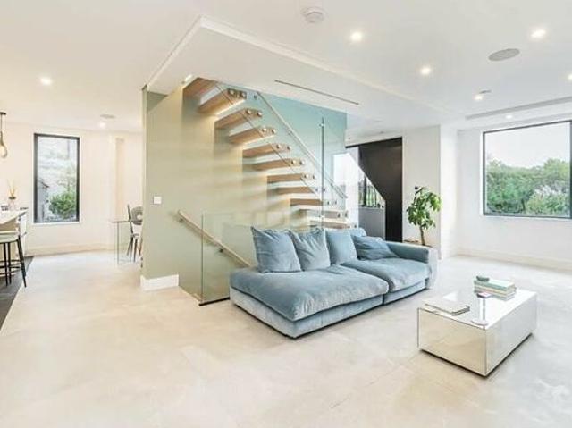 4 bedroom house in London
