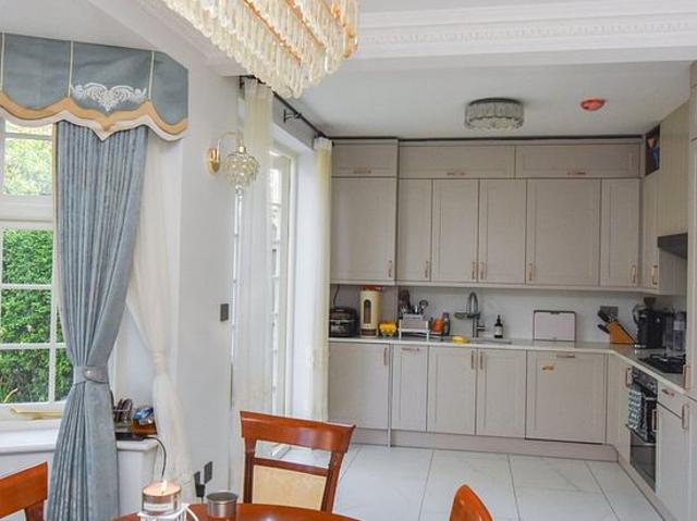 4 bedroom house in London