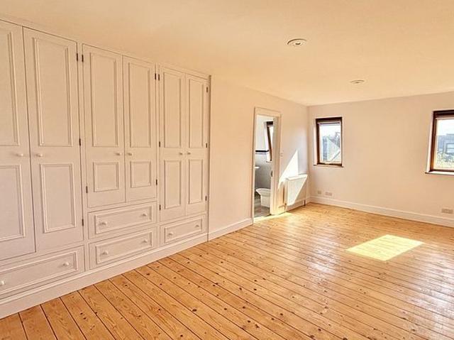 4 bedroom house in London