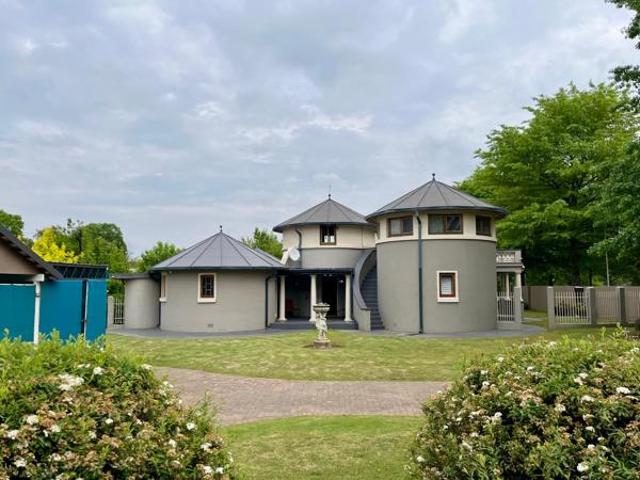 4 Bedroom House in La Provance