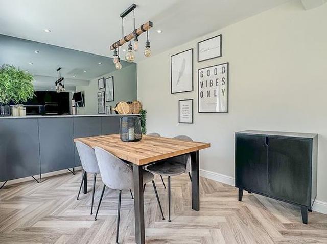 4 bedroom house in Leeds