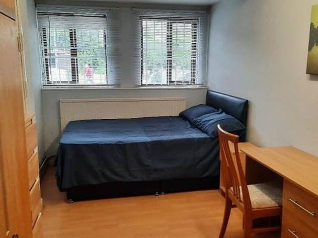 4 bedroom house in Leeds