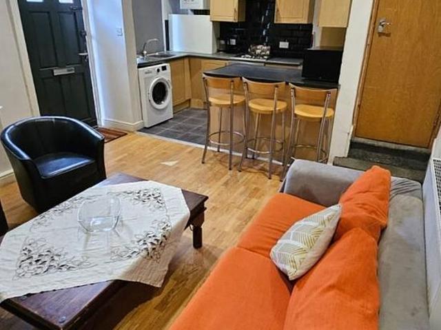 4 bedroom house in Leeds